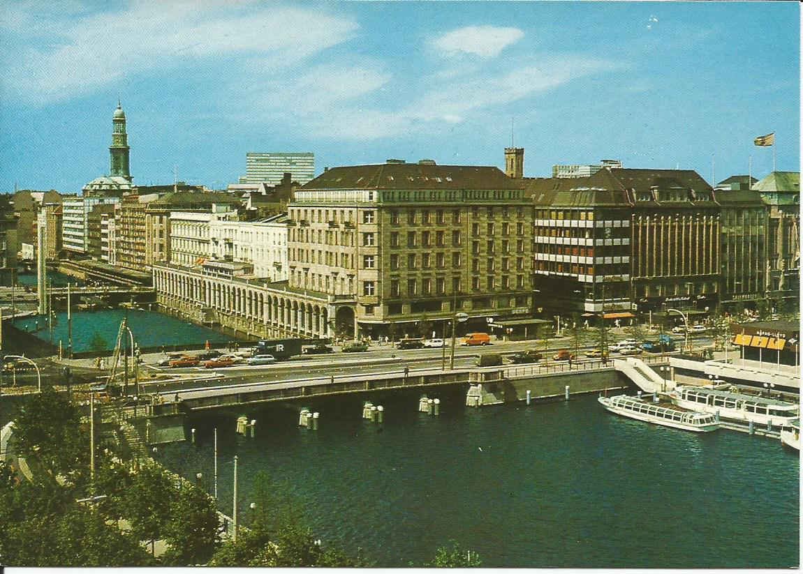 Hamburg, Blick auf die Alsterarkaden und Michel